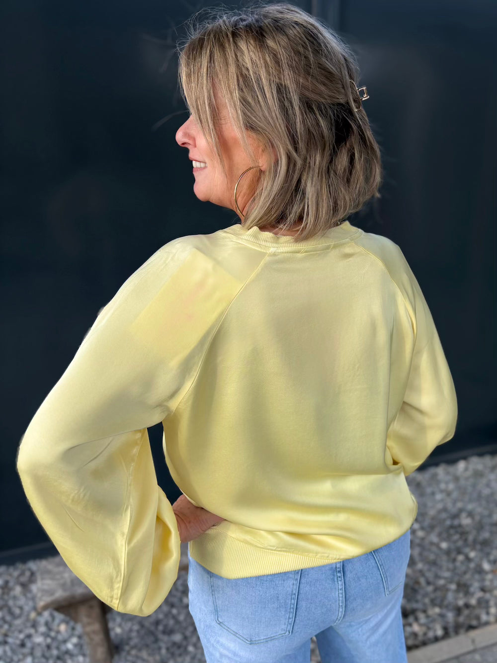 Longsleeve viscose glanzend met boord pastel geel
