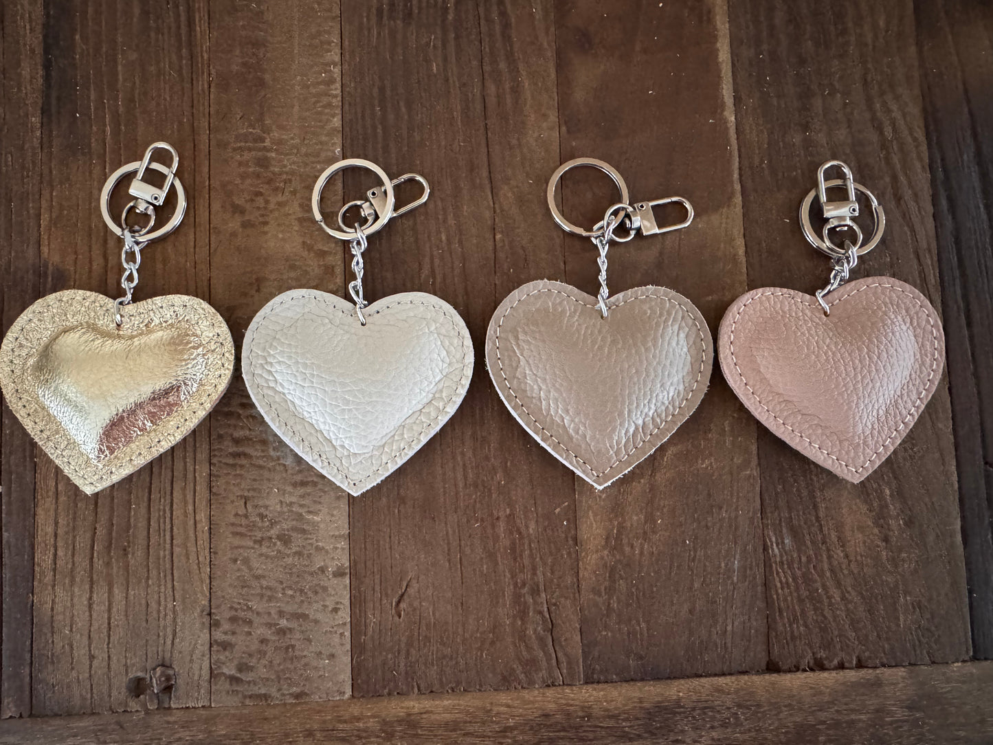 Charm / sleutelhanger hart beige