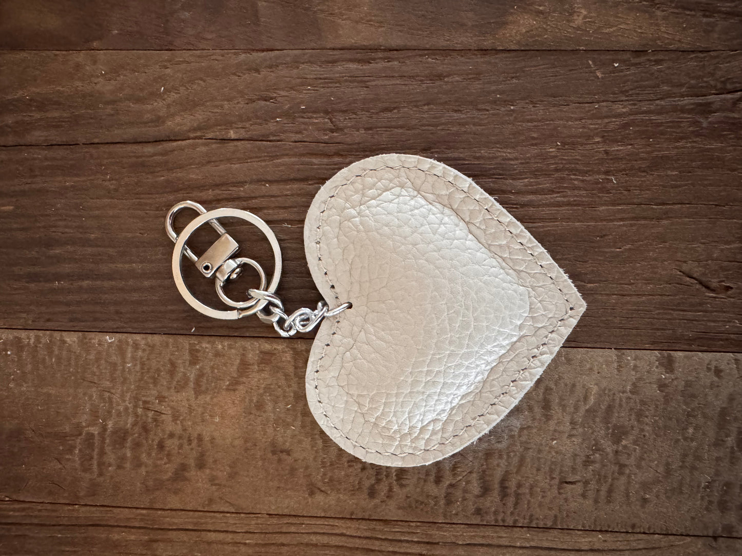Charm / sleutelhanger hart beige