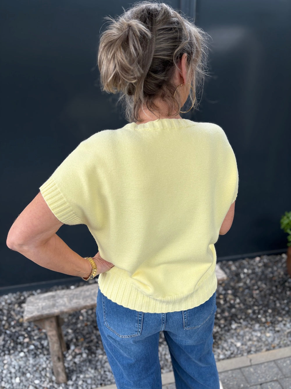 Gebreid truitje met kort mouwtje geel