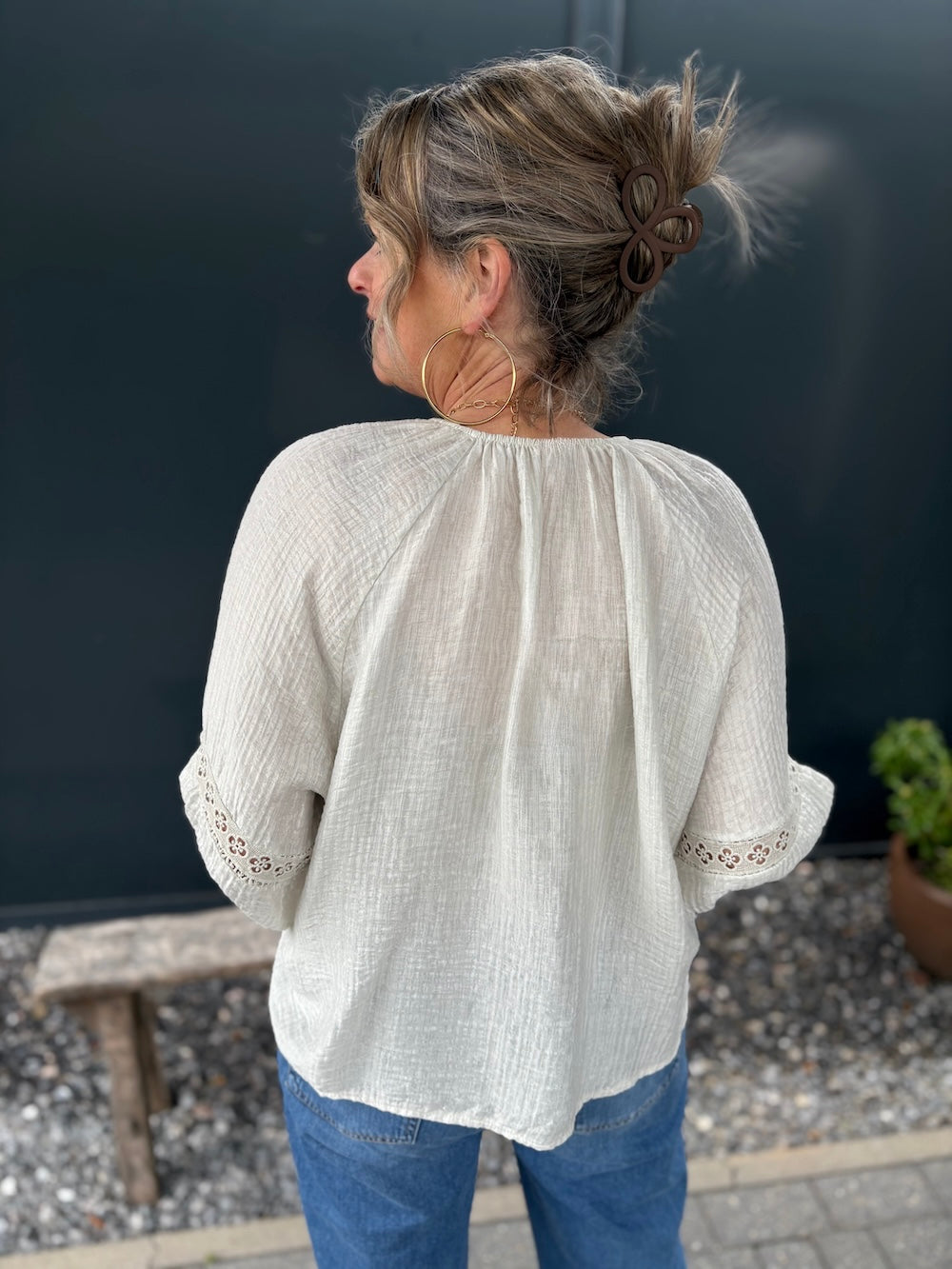 Blouse met striklint en broderie details beige