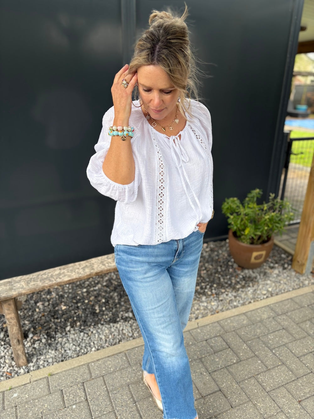 Blouse met striklint en broderie details wit