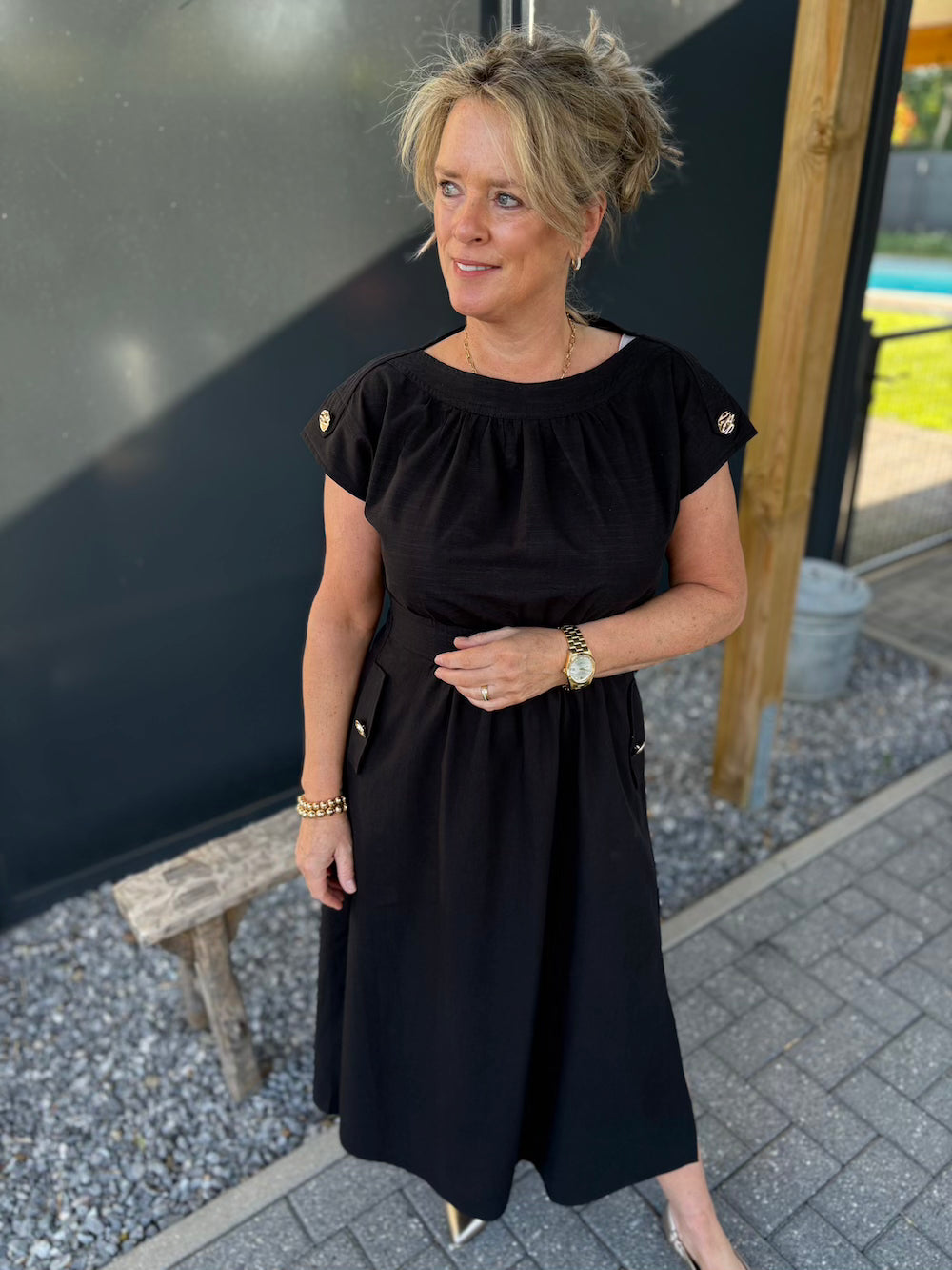 Jurk met gouden knopen zwart