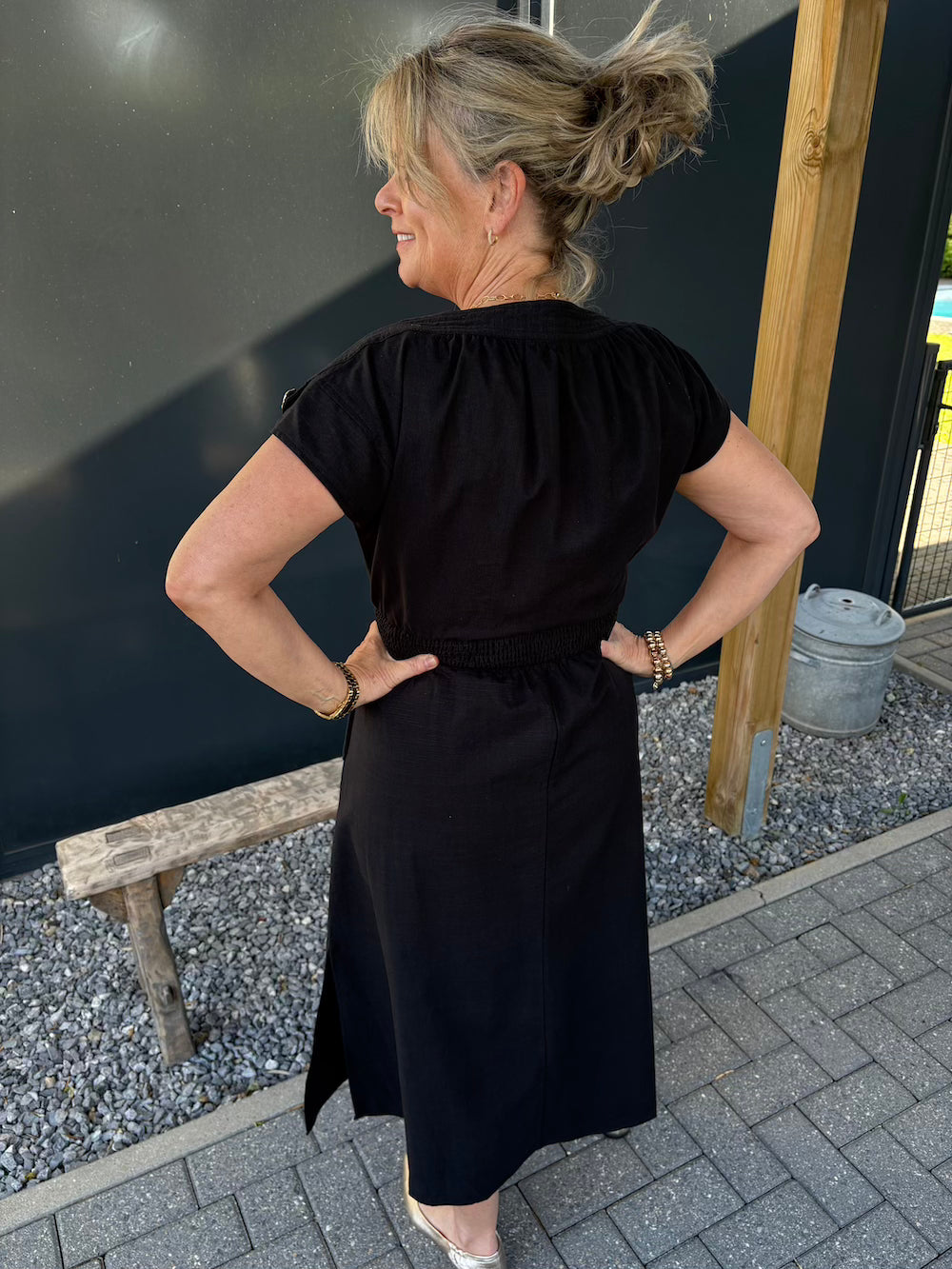 Jurk met gouden knopen zwart