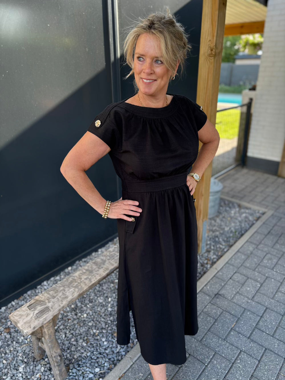 Jurk met gouden knopen zwart