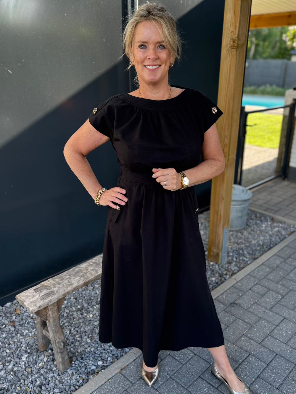 Jurk met gouden knopen zwart