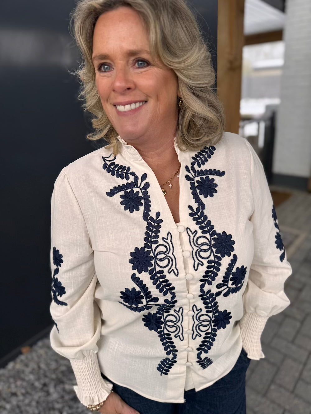 Blouse met geborduurde bloem creme donkerblauw