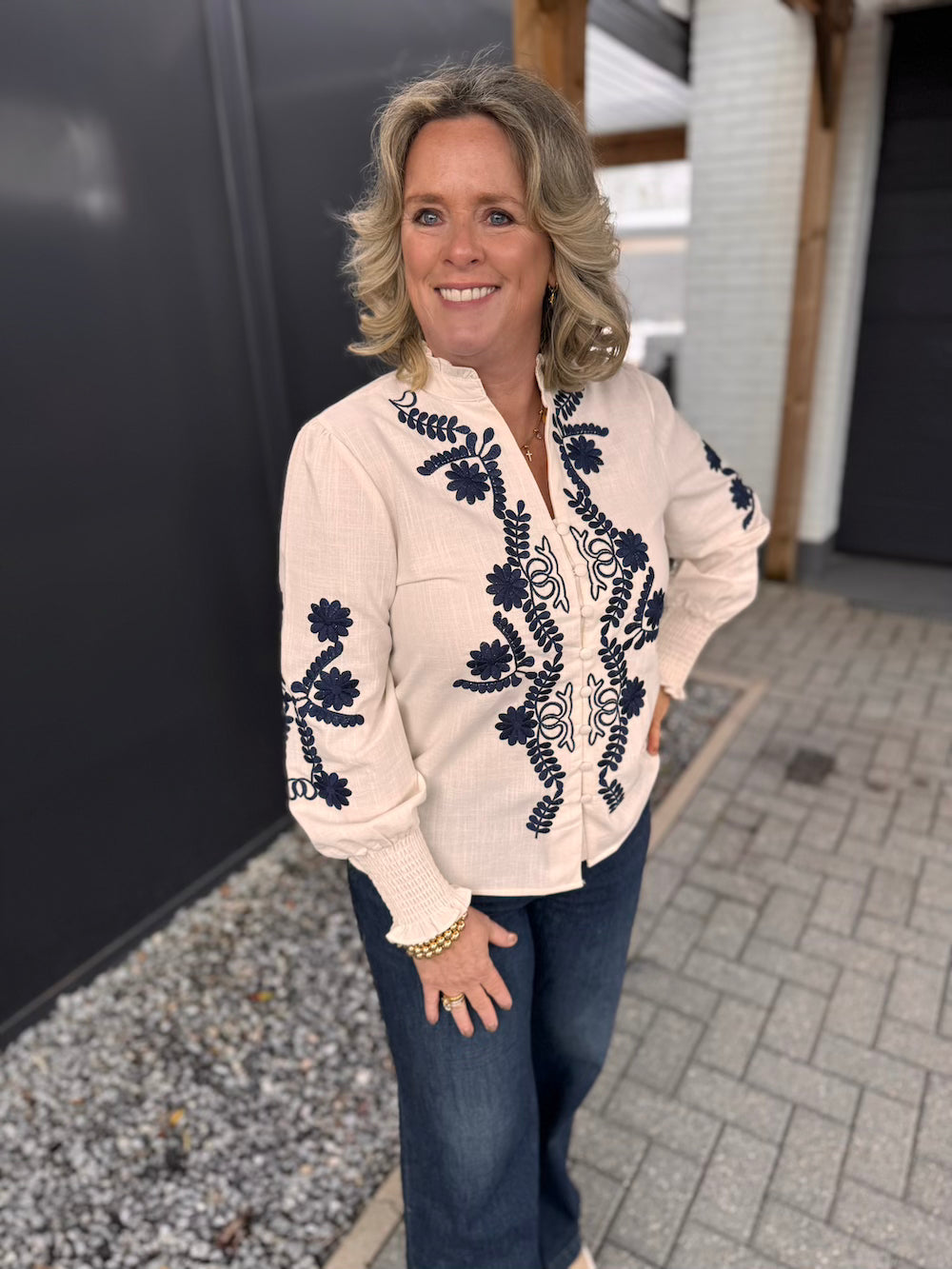 Blouse met geborduurde bloem creme donkerblauw