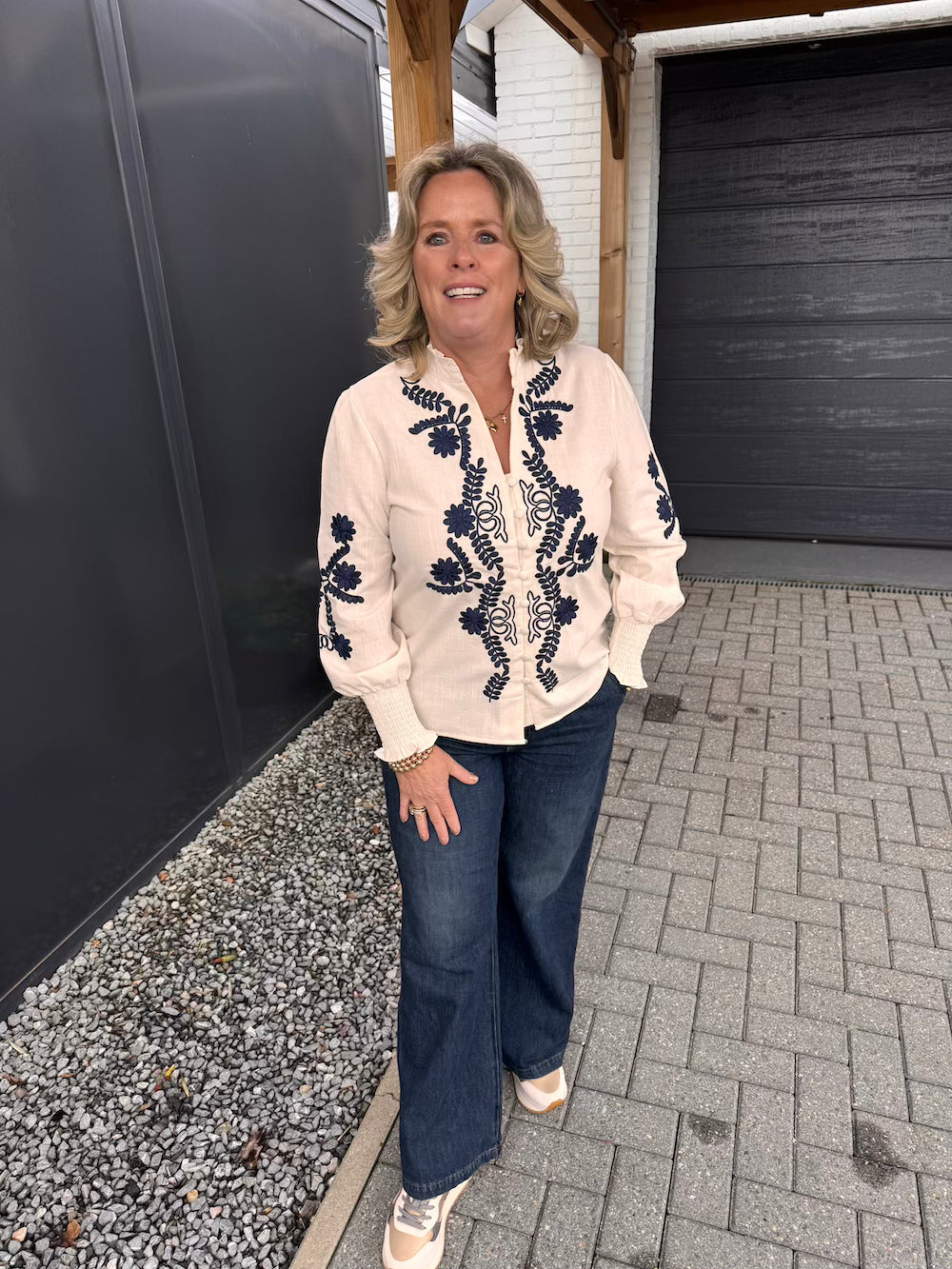 Blouse geborduurde bloemen creme blauw