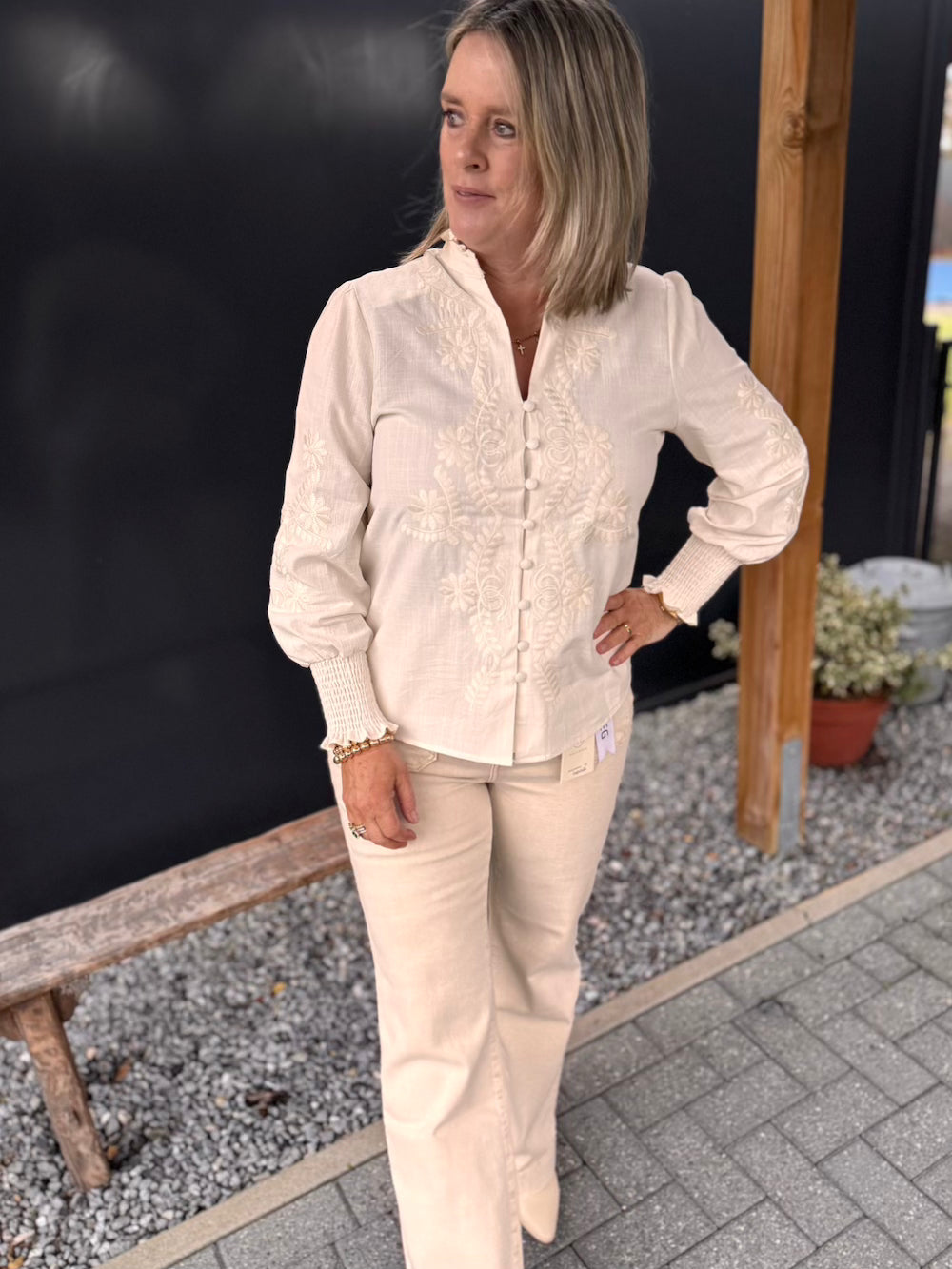 Blouse met geborduurde bloem beige