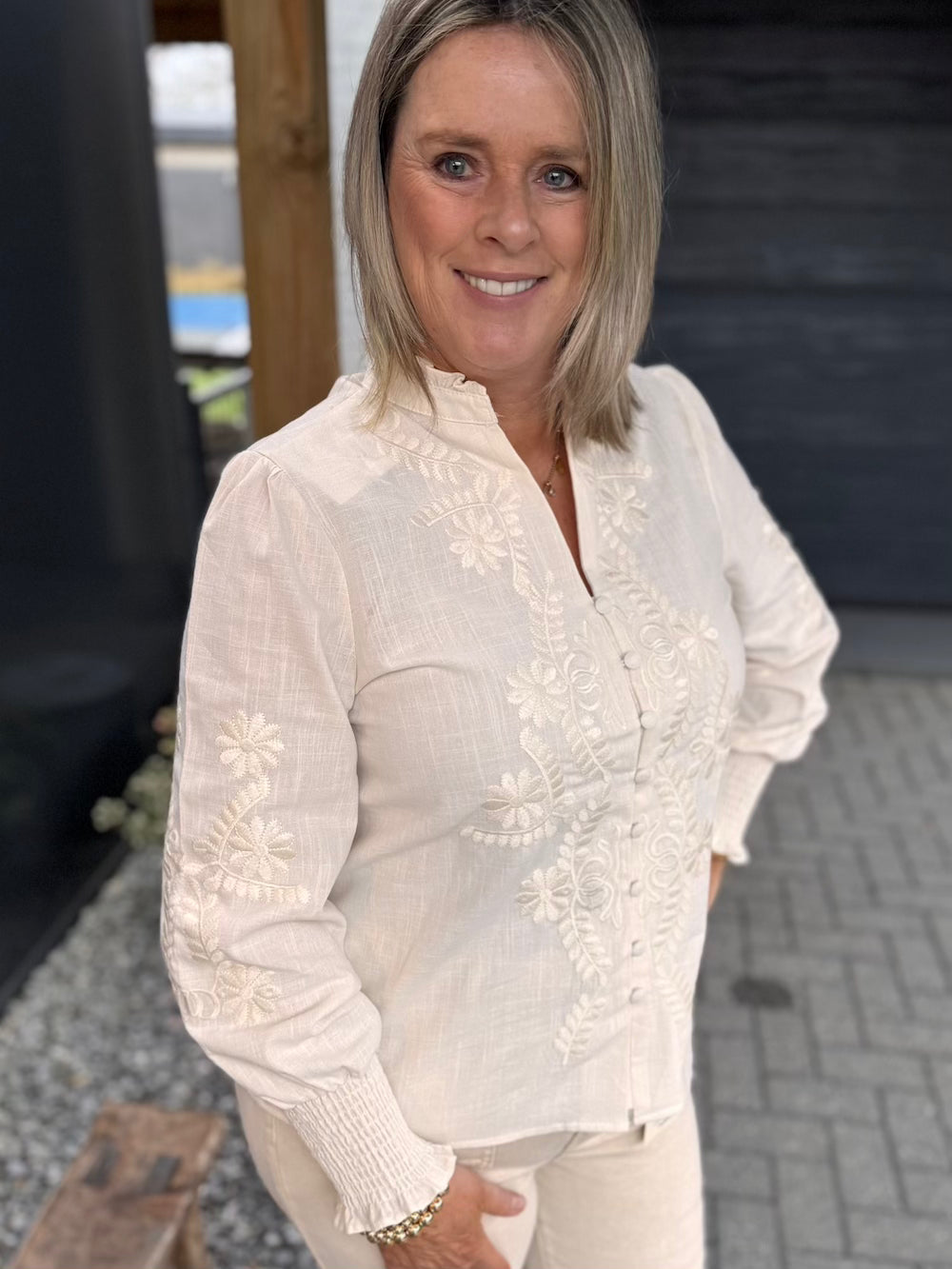 Blouse geborduurde bloem beige