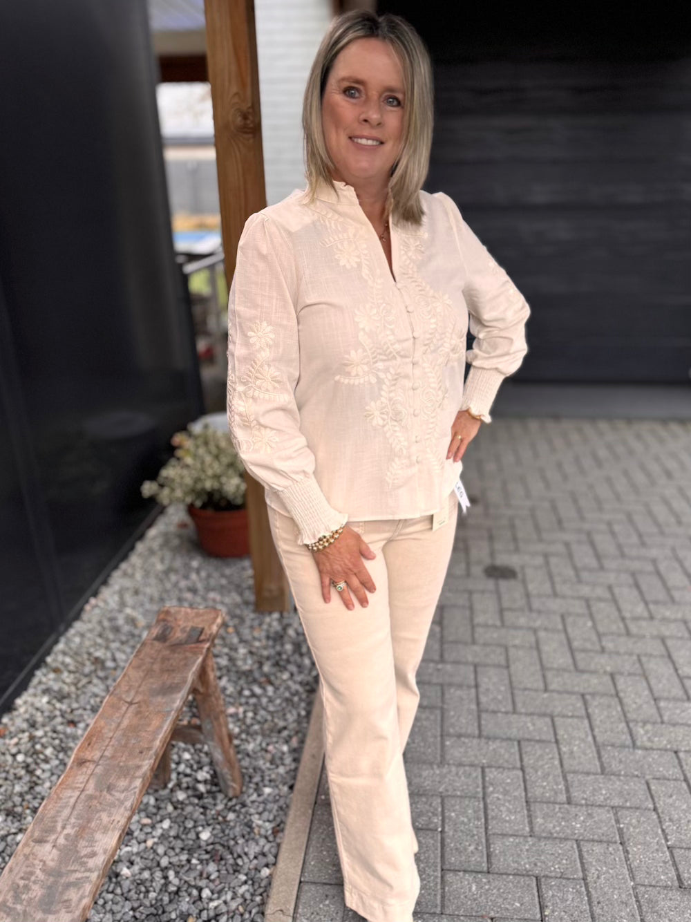 Jeans beige wijde pijp met leuke knopen