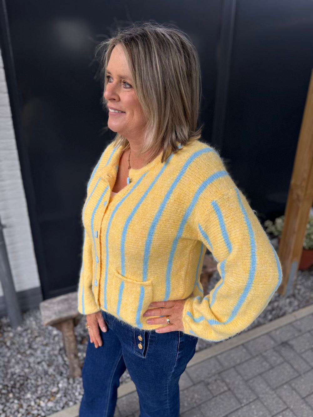 Vestje geel met blauwe streepjes