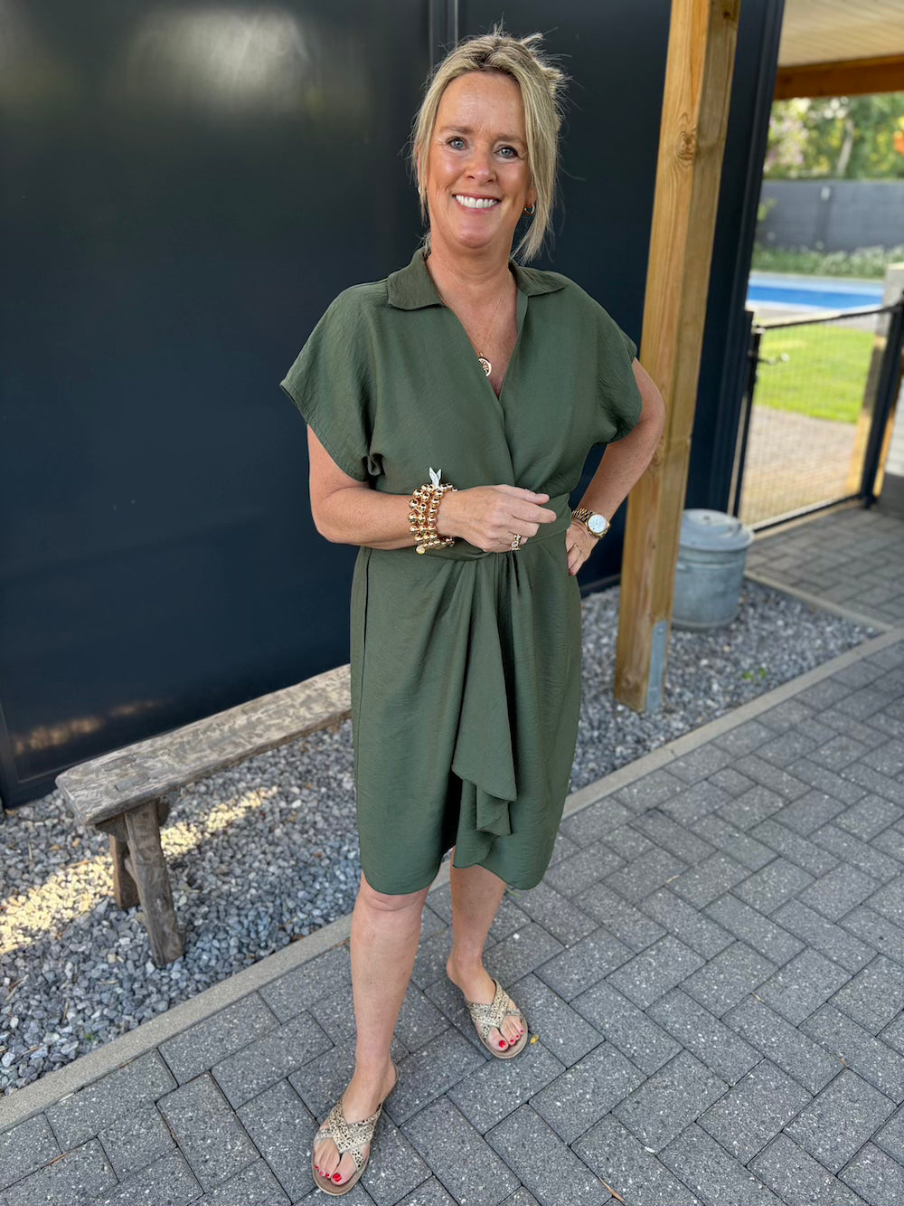 getailleerde jurk khaki