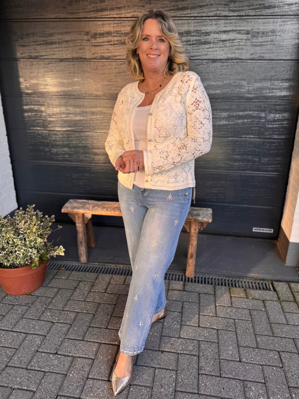 Gehaakt vestje met diamanten knoopjes