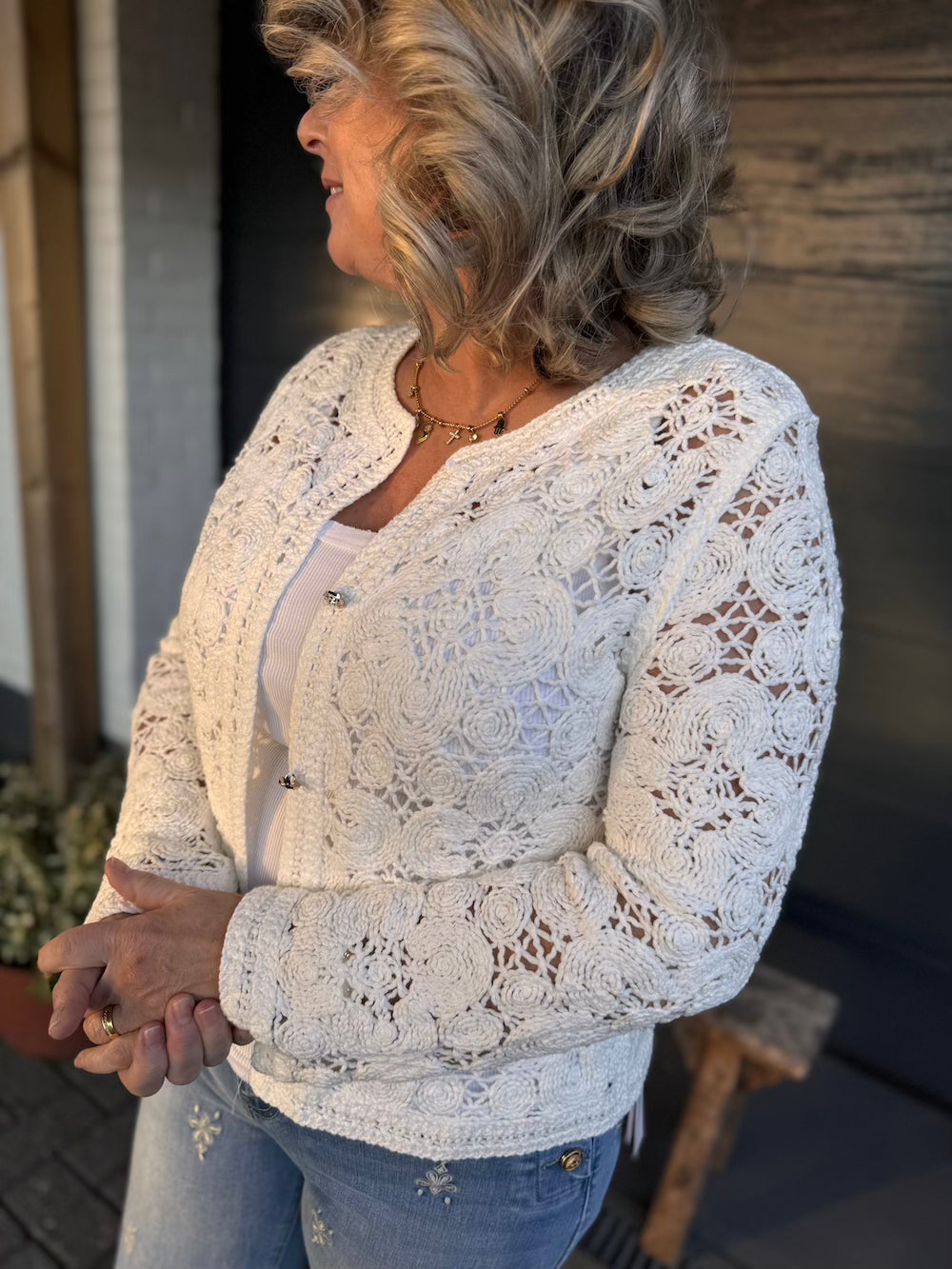 Gehaakt vestje met diamanten knoopjes