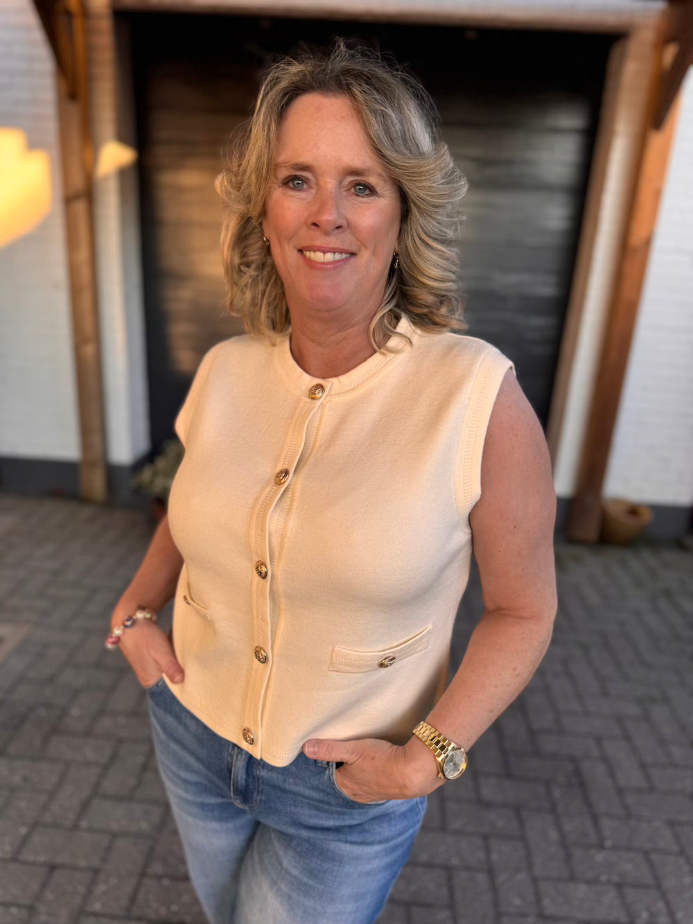 Mouwloos vestje met gouden knoopjes roomwit