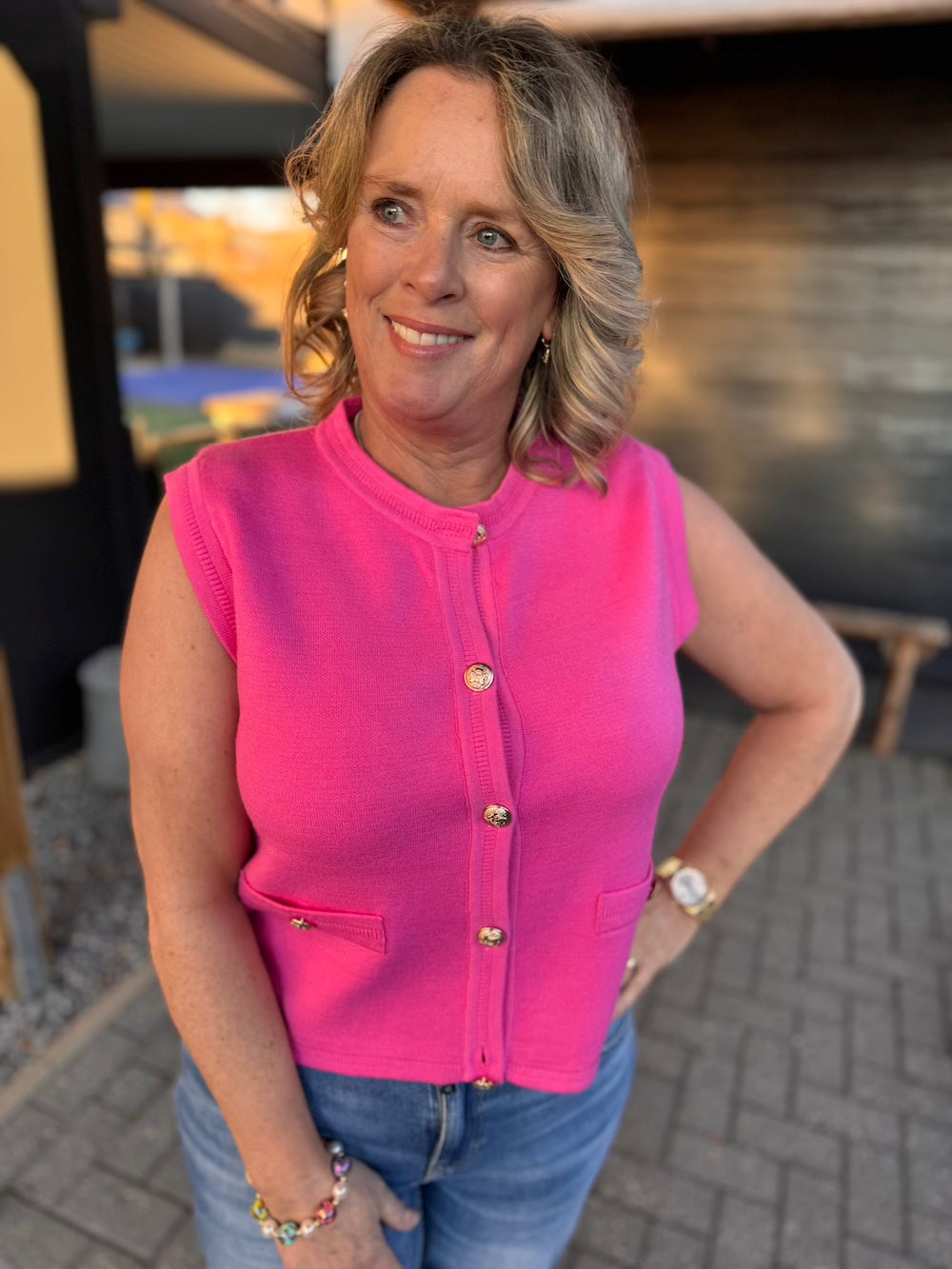 Mouwloos vestje met gouden knoopjes hotpink