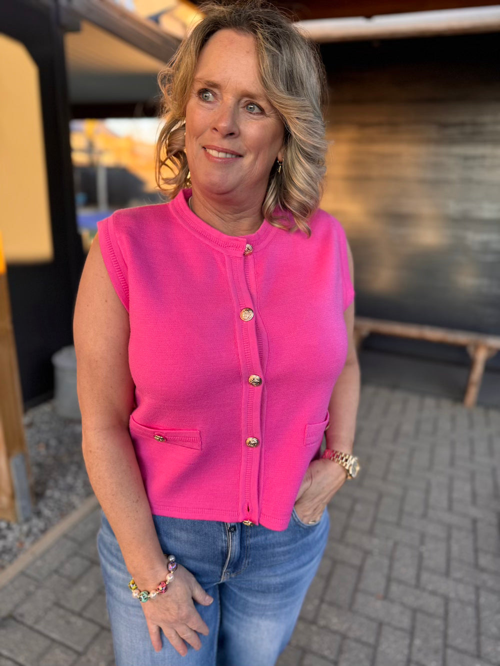Mouwloos vestje met gouden knoopjes hotpink