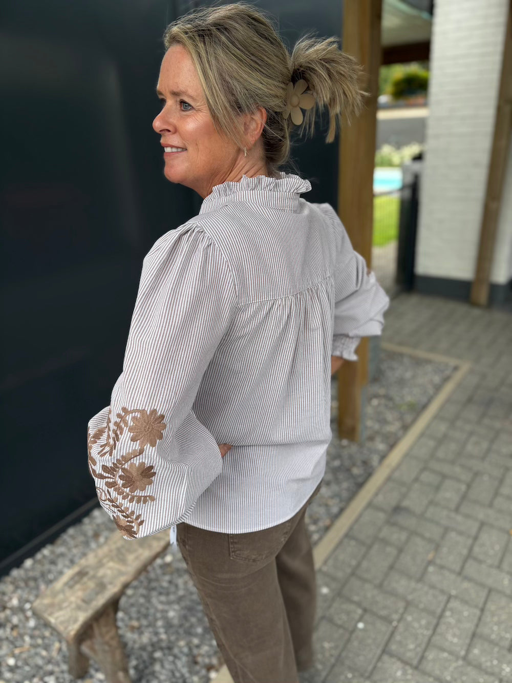Blouse coffee kleur streepjes met bloem motief