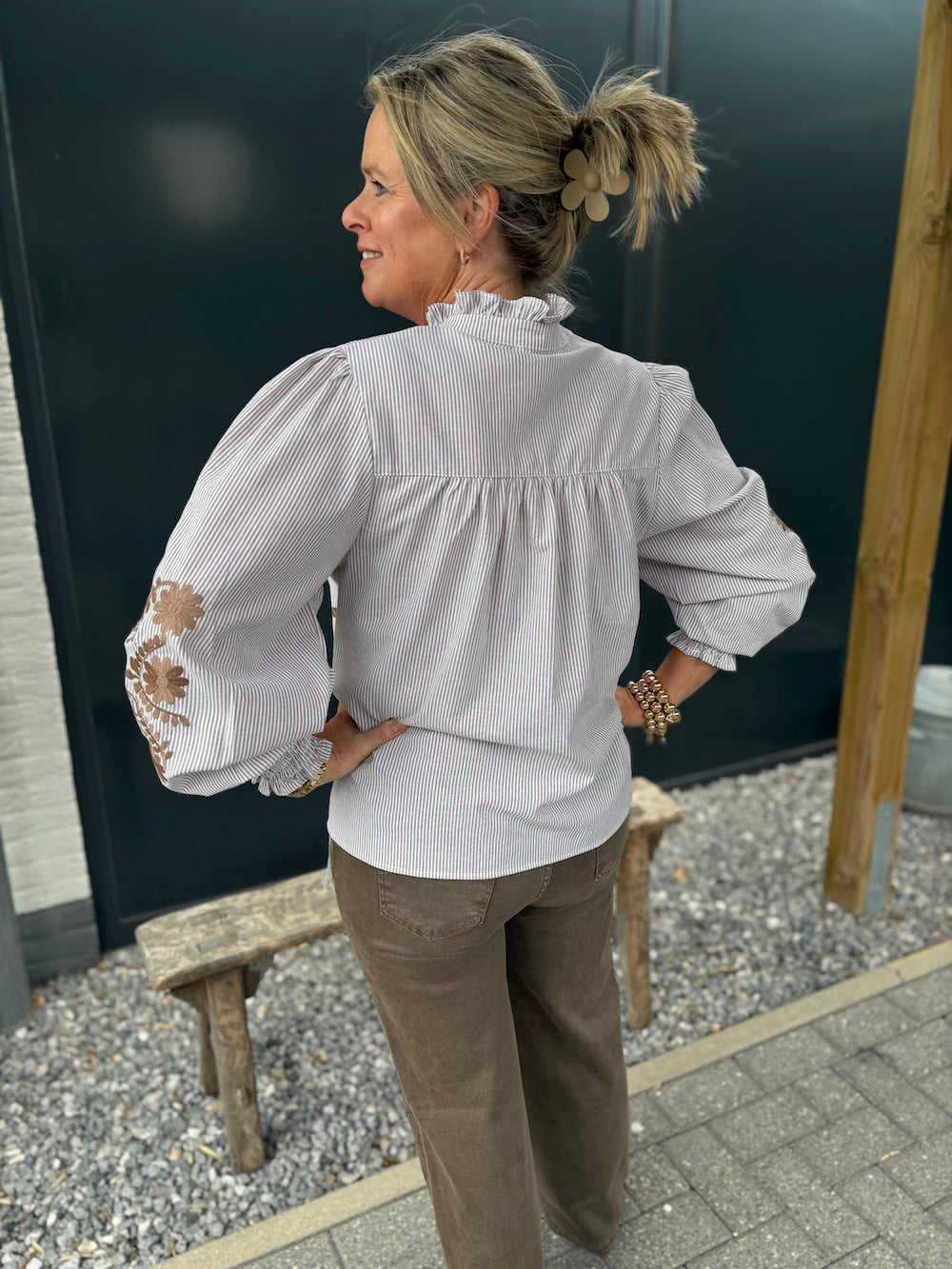 Blouse coffee kleur streepjes met bloem motief
