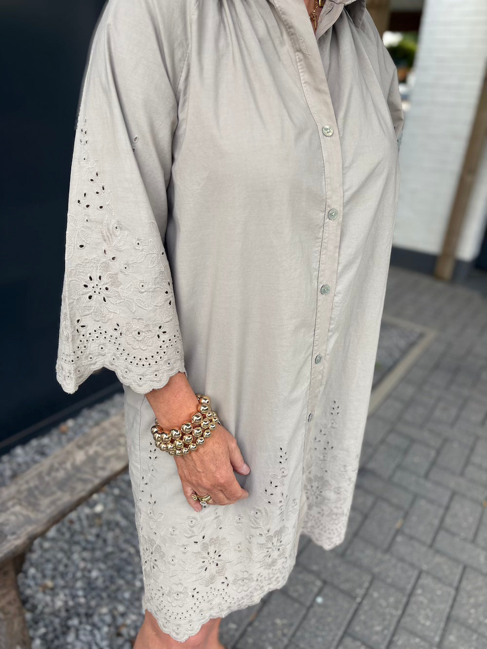 Doorknoop jurk 3/4 mouw met broderie beige