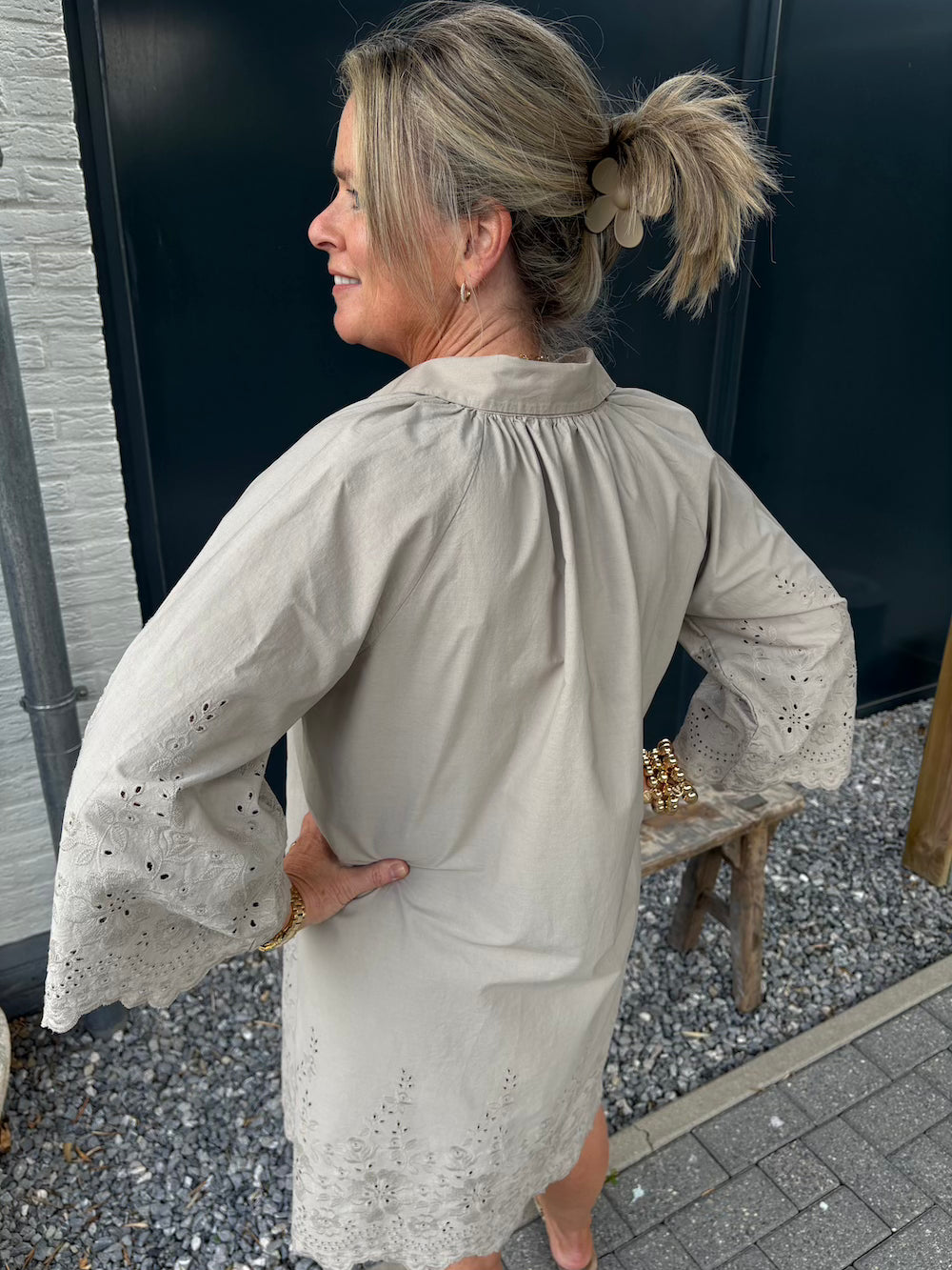 Doorknoop jurk 3/4 mouw met broderie beige