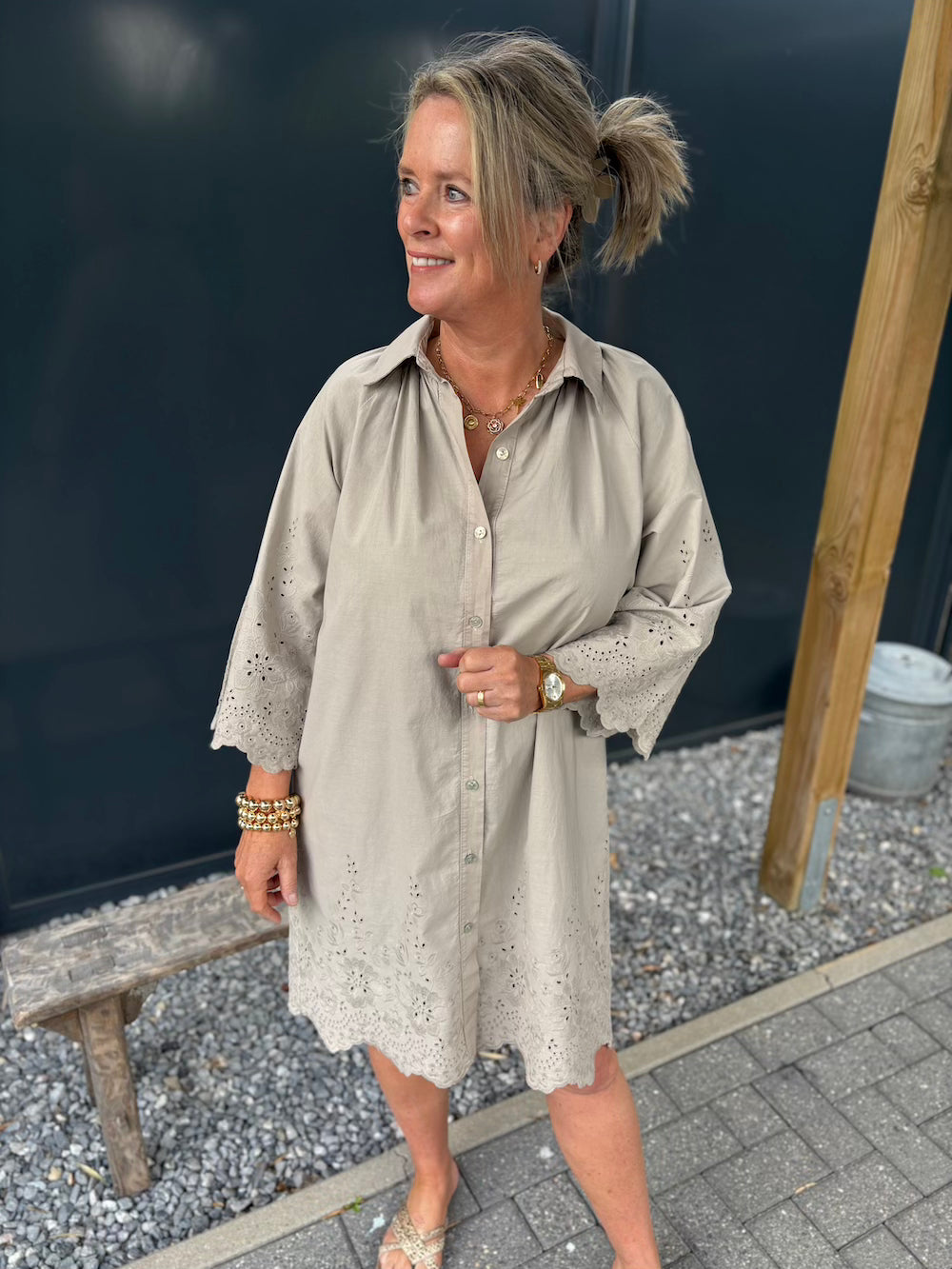 Doorknoop jurk 3/4 mouw met broderie beige