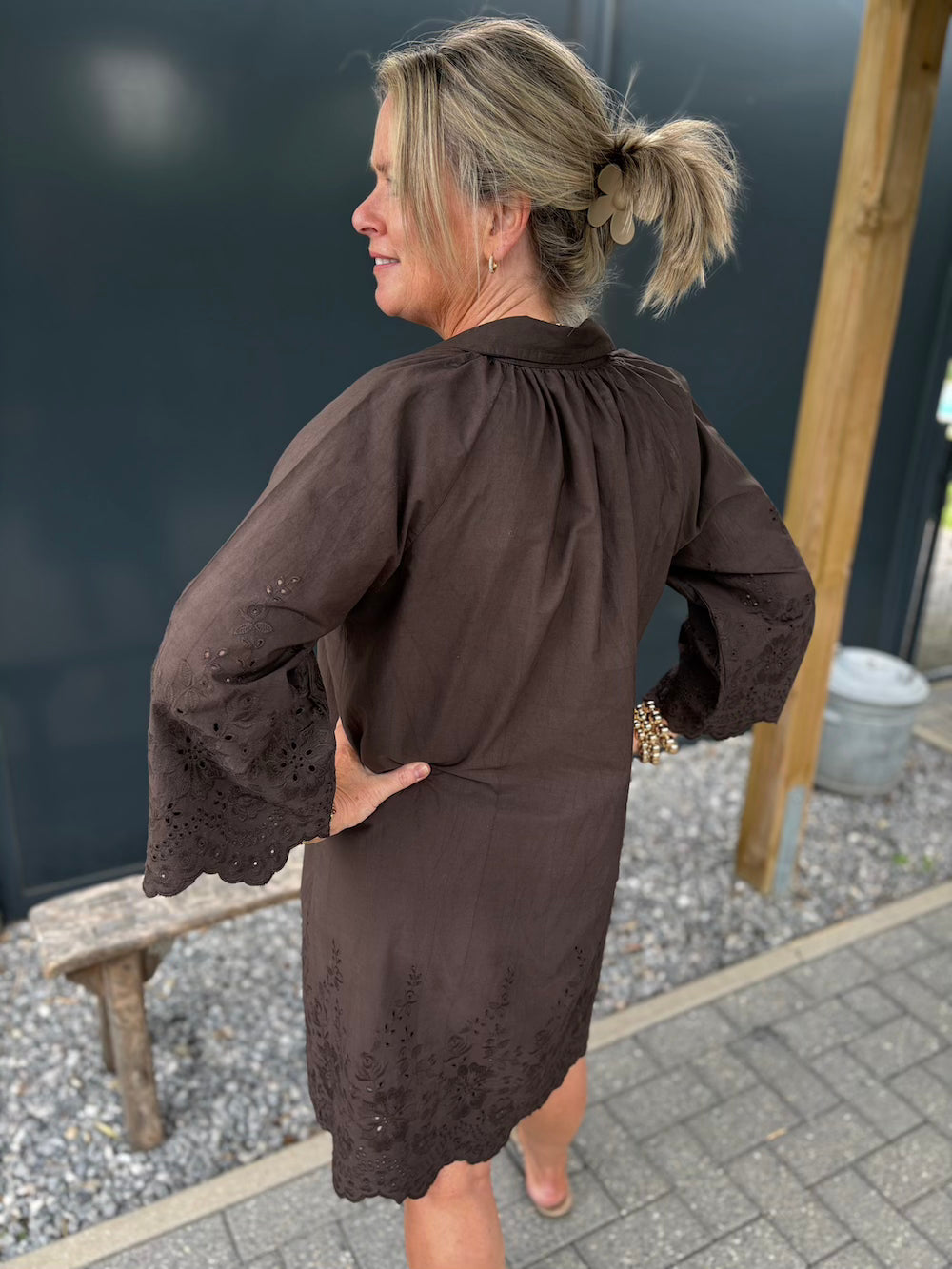 Doorknoop jurk 3/4 mouw met broderie bruin