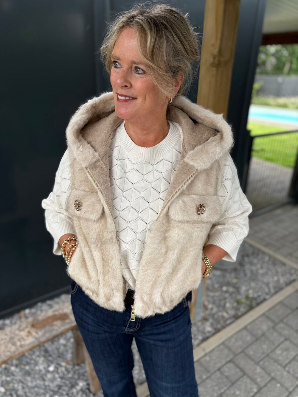 bodywarmer fake fur beige met diamanten knoopjes