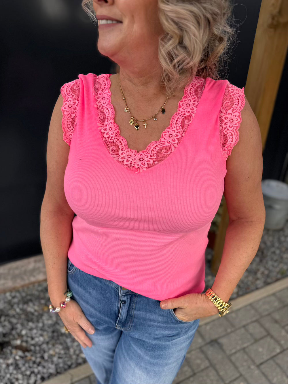 Topje hotpink met kant