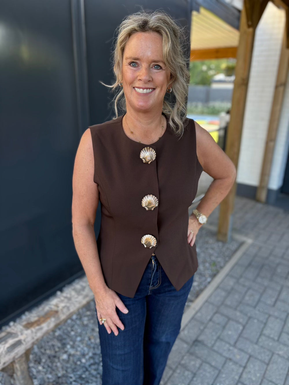 Gilet met gouden schelpen knopen bruin