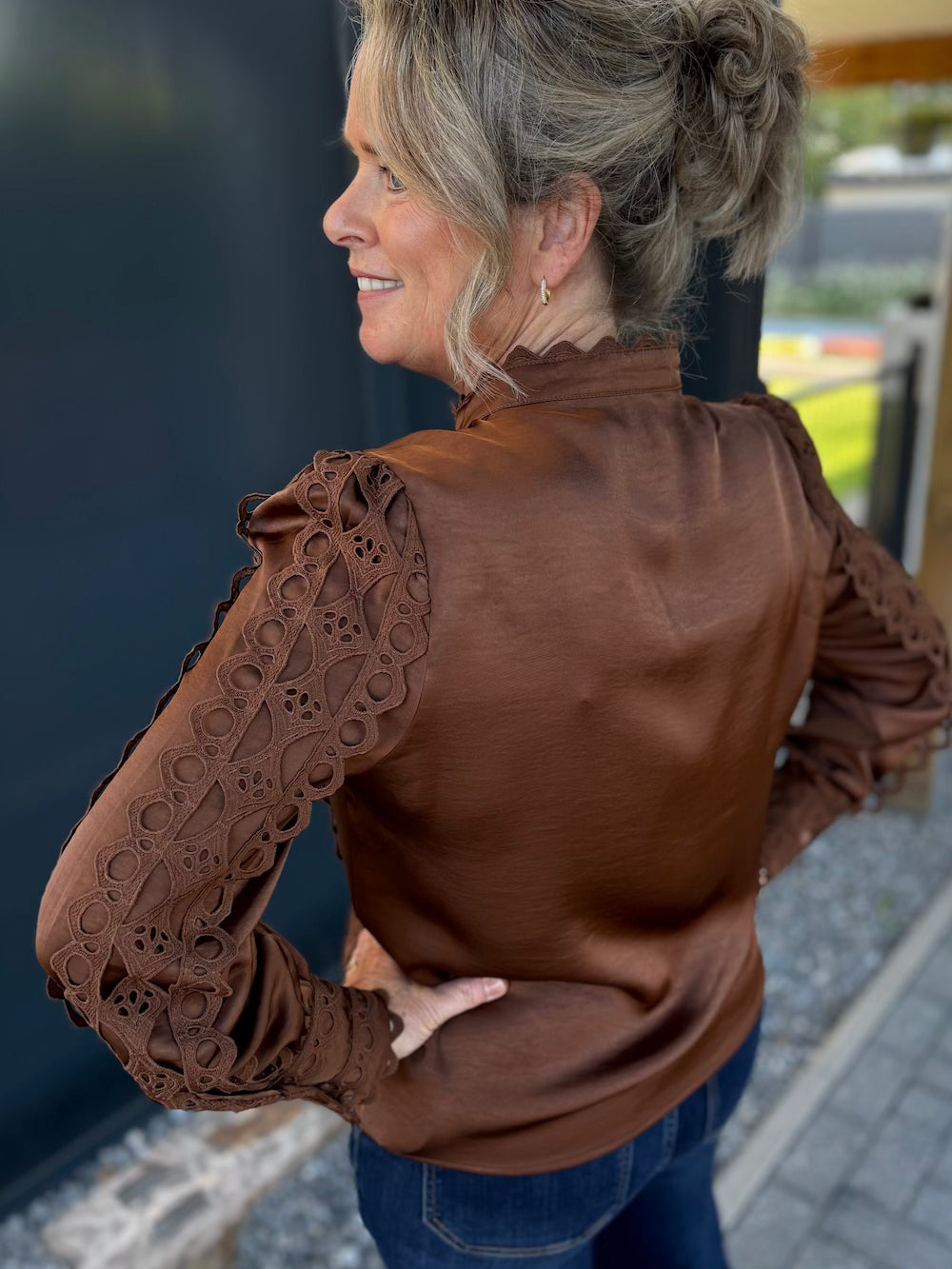 Blouse bruin met prachtige details
