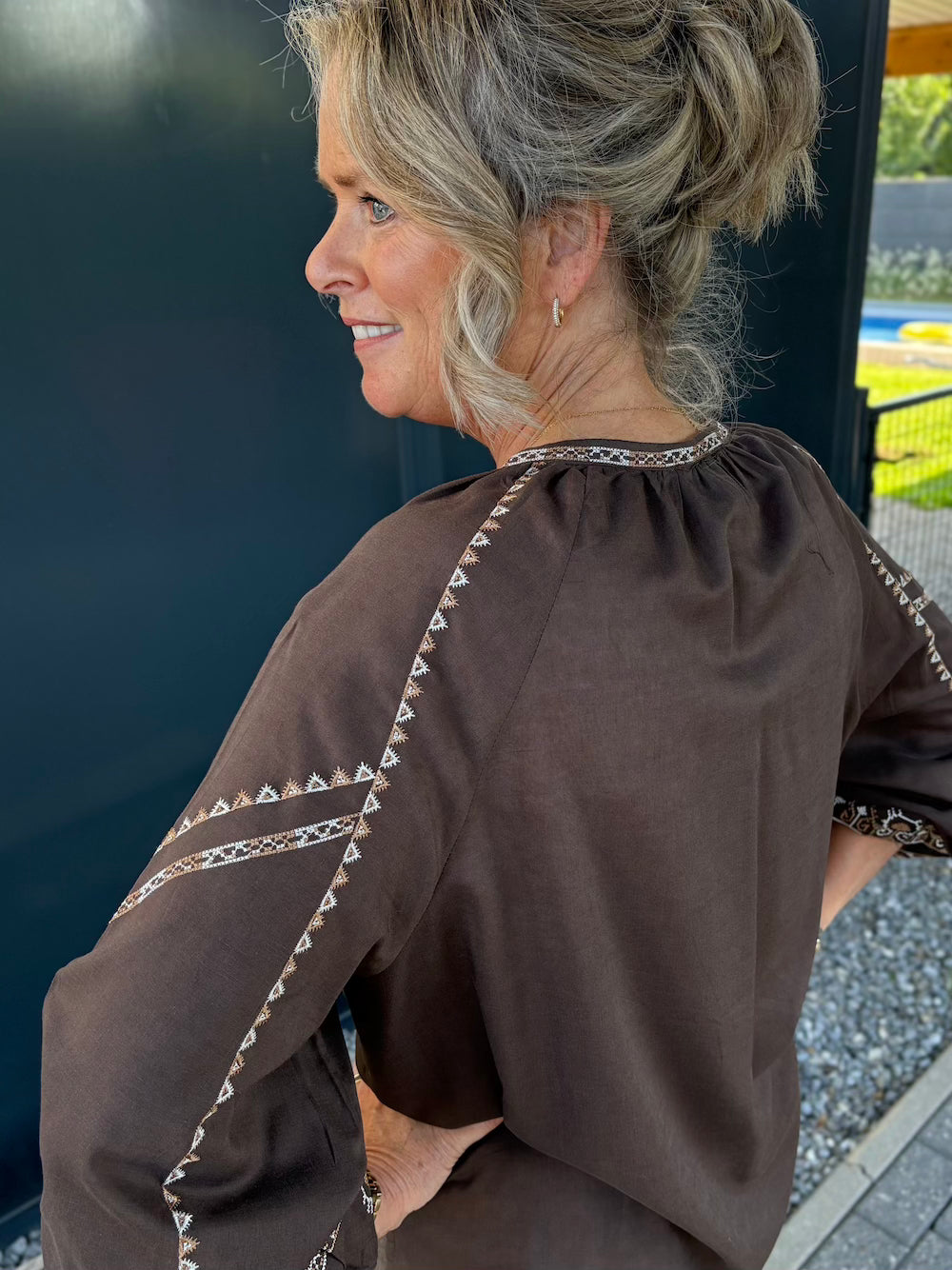 Blouse bruin met kwastjes en borduursels
