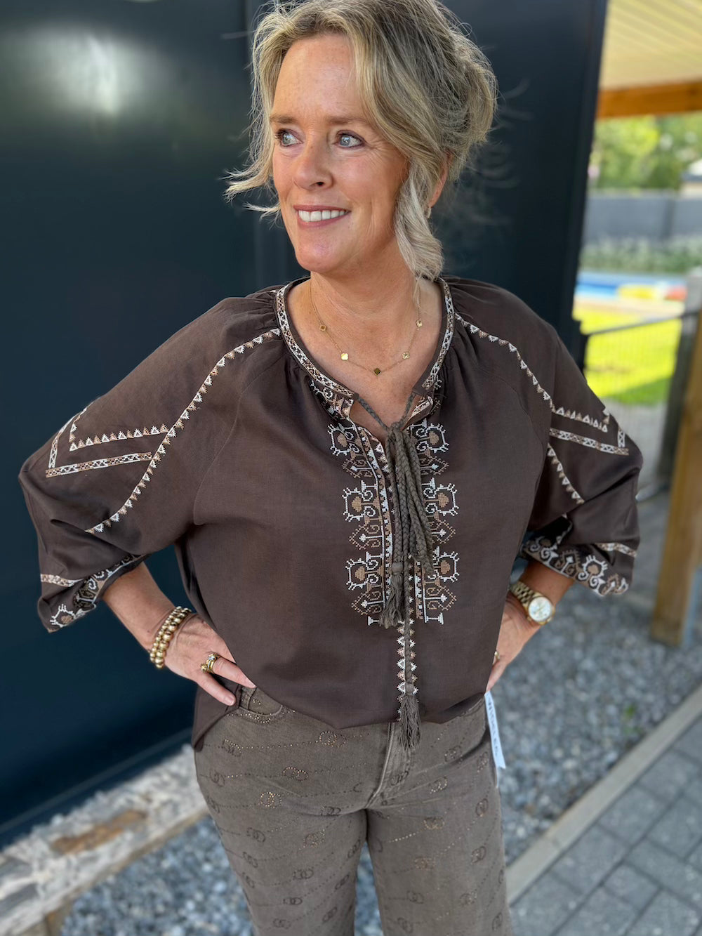 Blouse bruin met kwastjes en borduursels