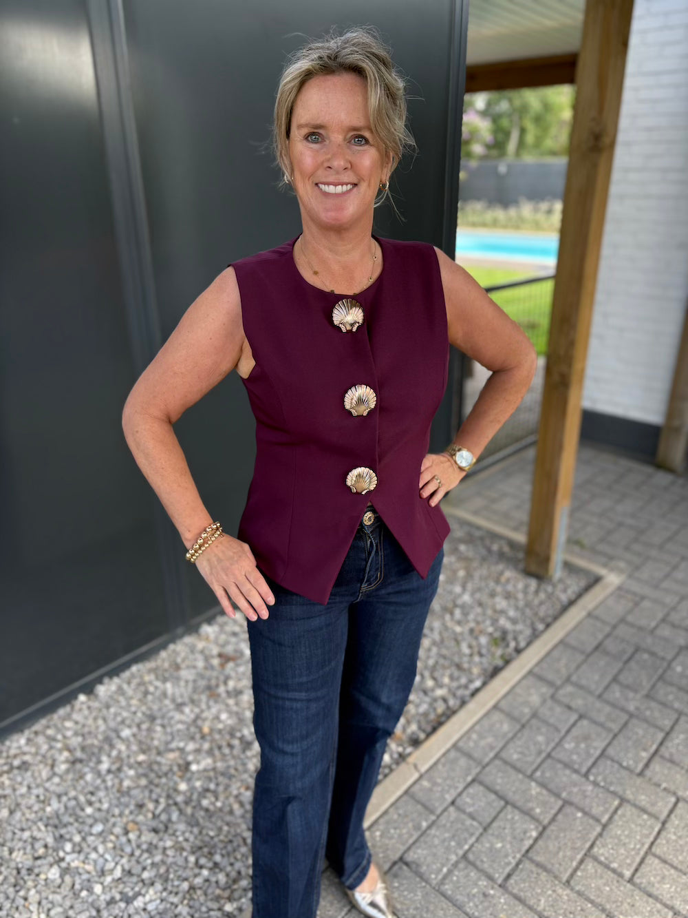 Gilet met gouden schelpen knopen bordeaux/ pruimkleurig