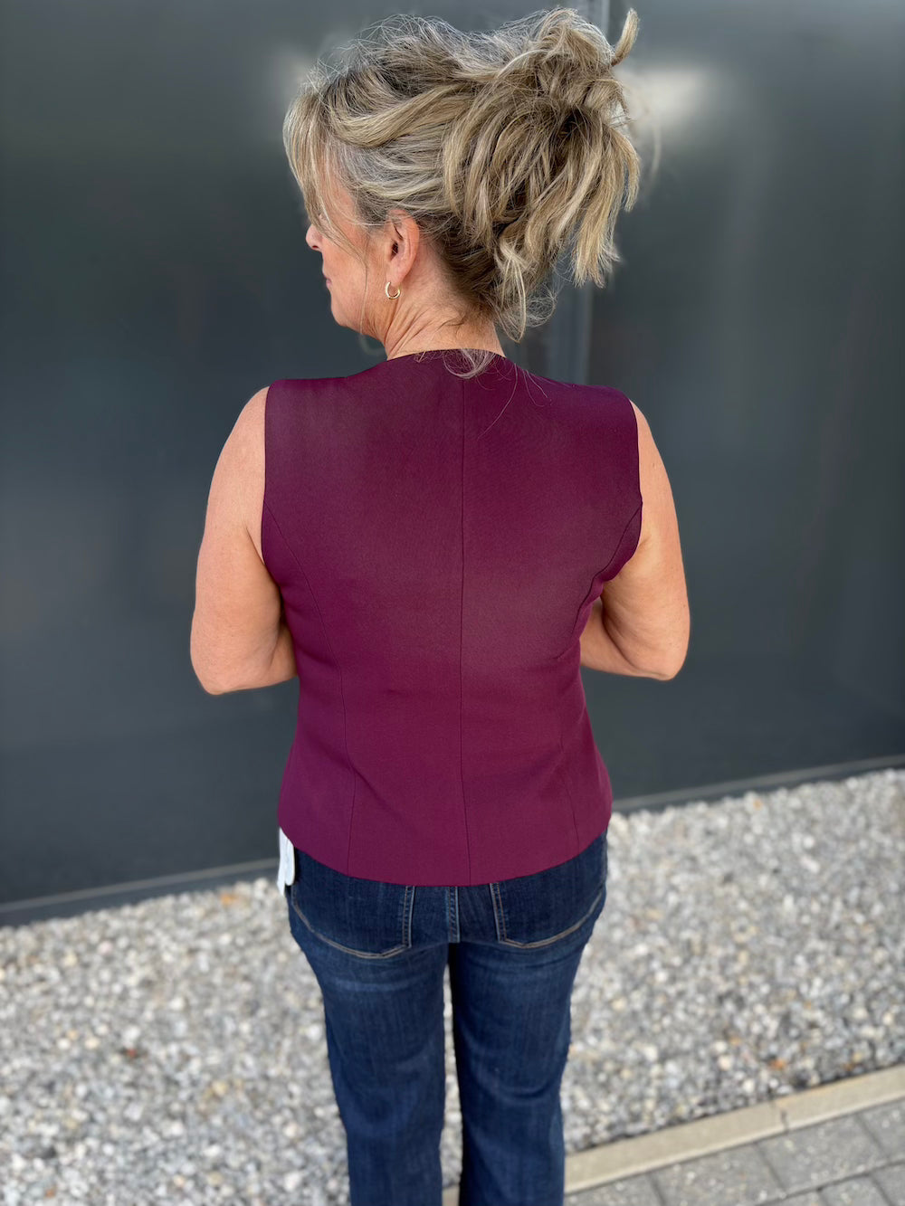 Gilet met gouden schelpen knopen bordeaux/ pruimkleurig