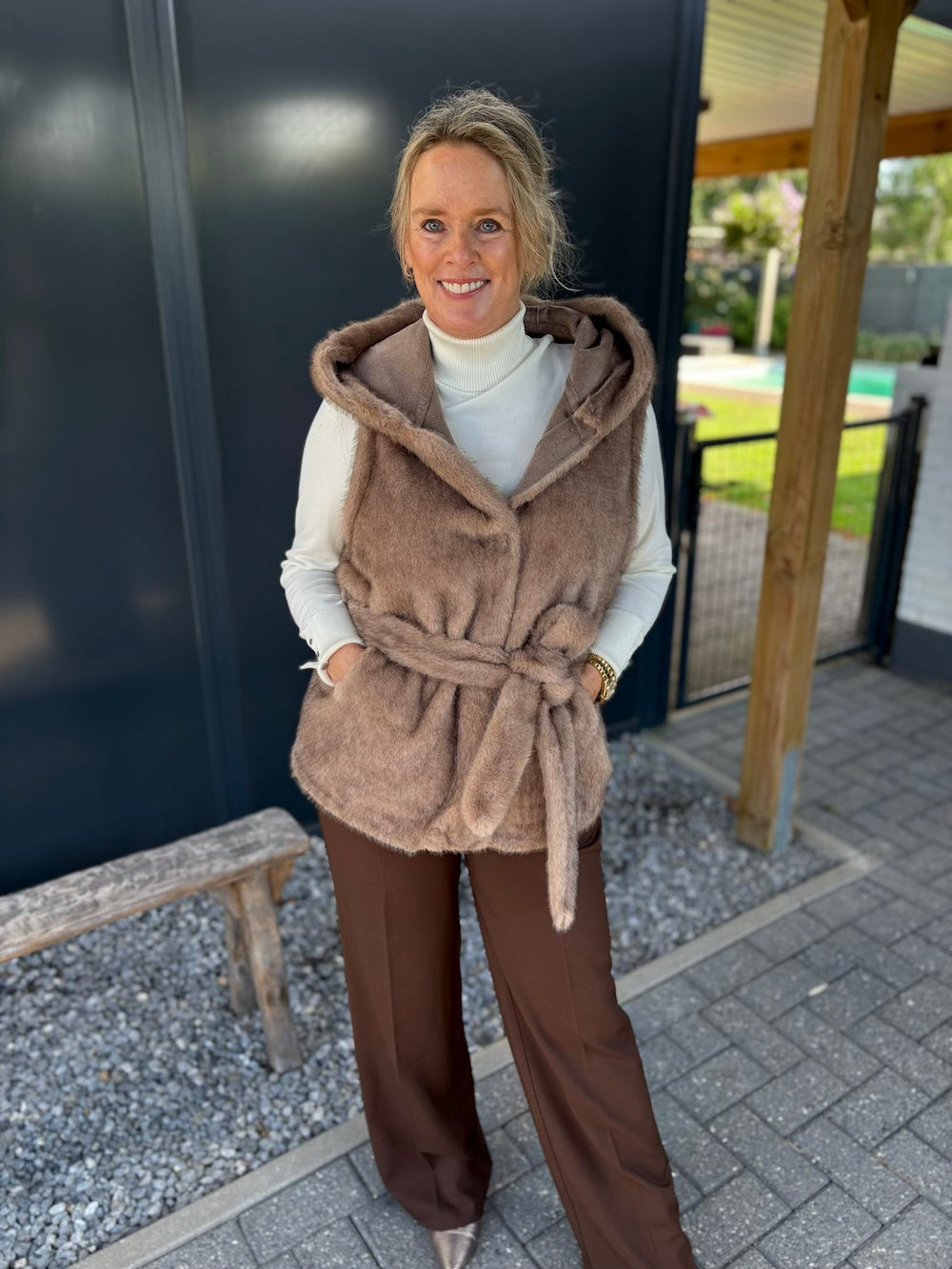 Fake fur bodywarmer met ceintuur taupe