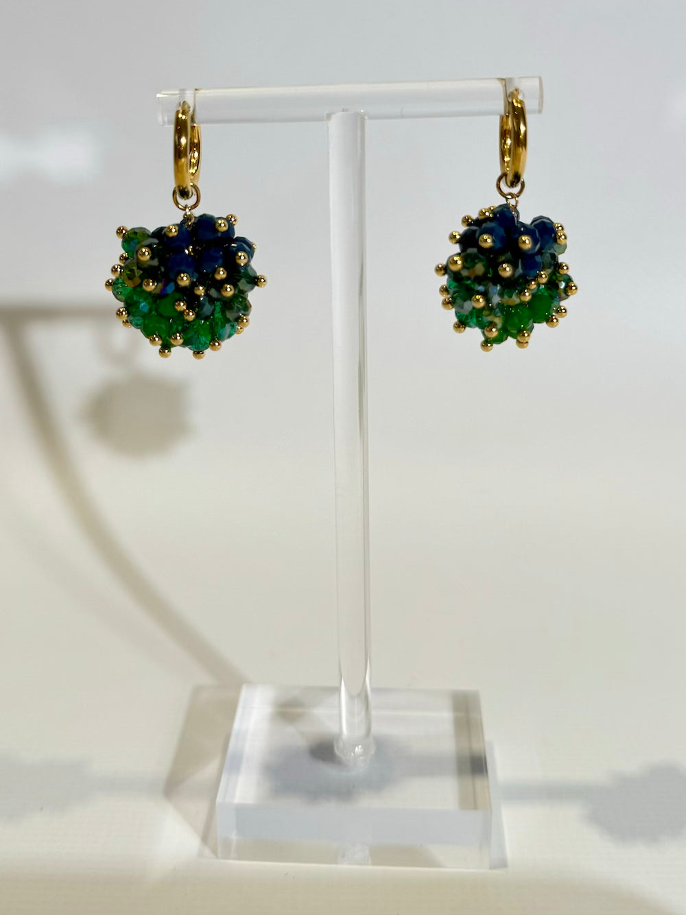 Statement oorring bolletje groen met goud