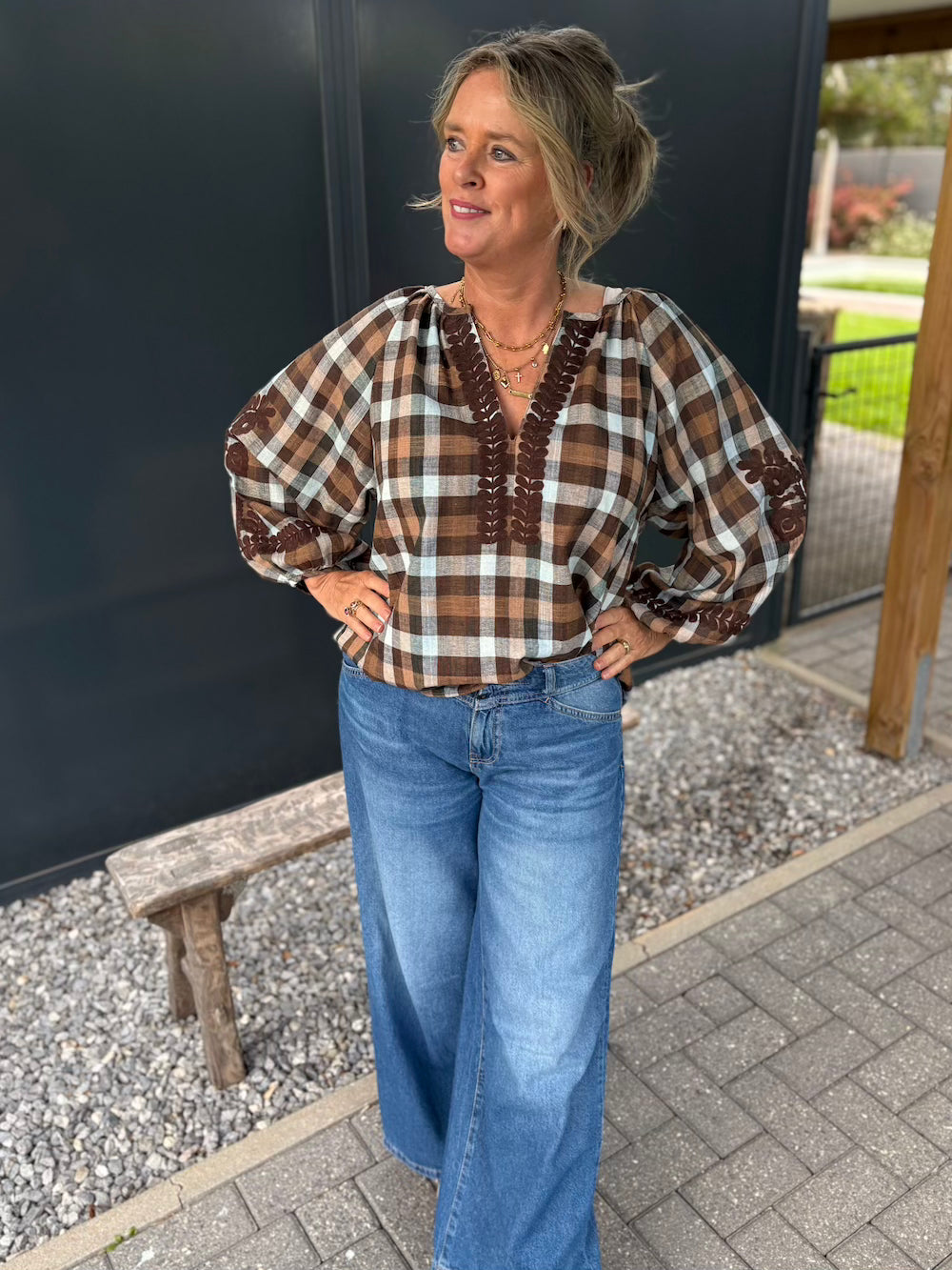 Blouse met ruit bruin en bloem applicatie