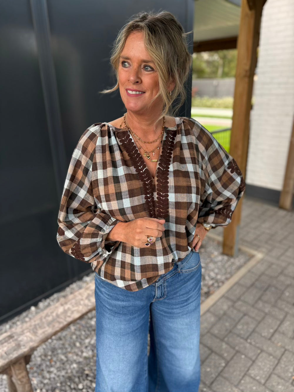 Blouse met ruit bruin en bloem applicatie