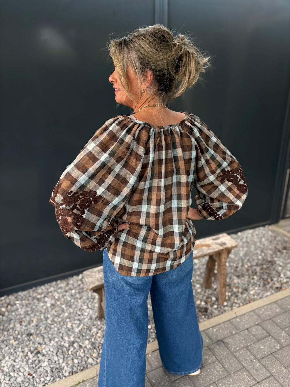 Blouse met ruit bruin en bloem applicatie