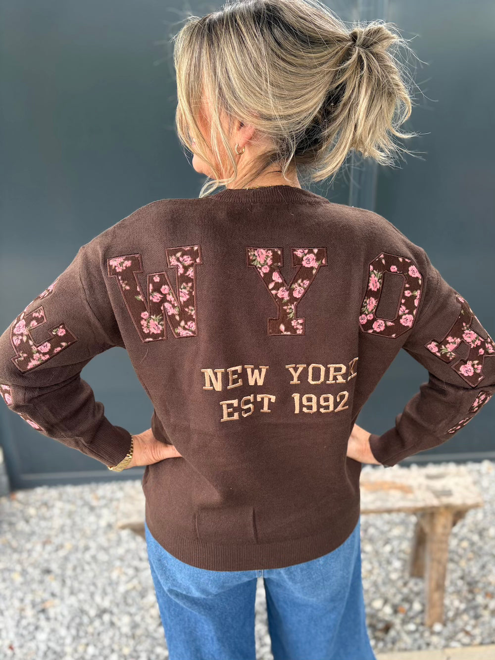 Trui New York bruin met applicatie