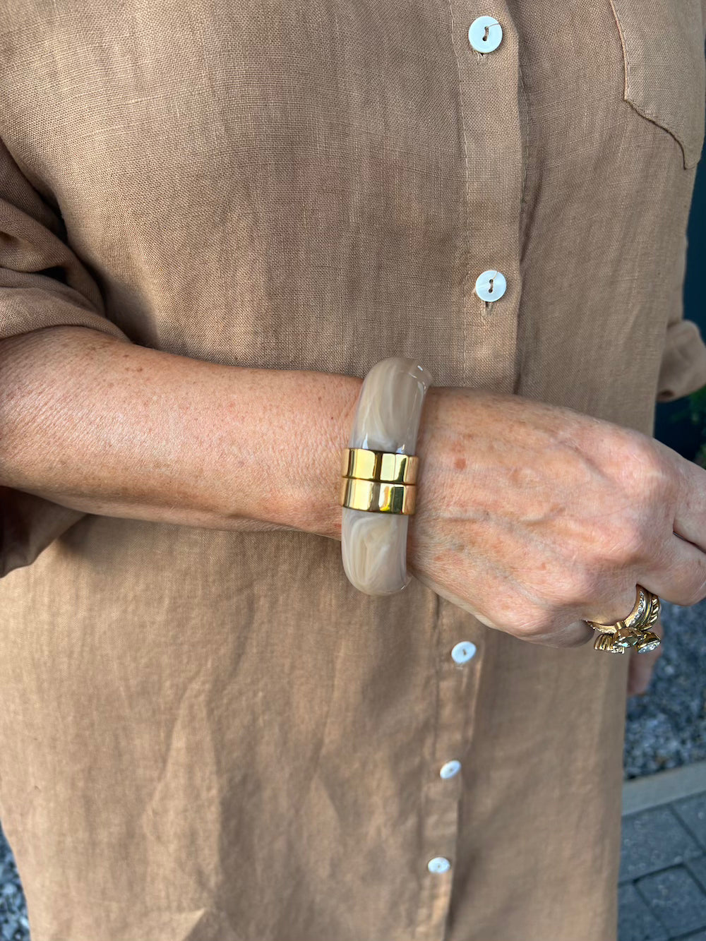 bangle gouden sluiting beige