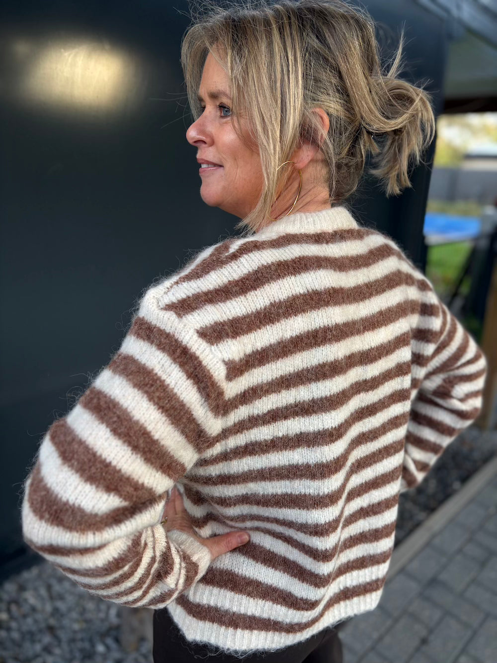 Gestreept vestje met gouden knoopjes crème/bruin