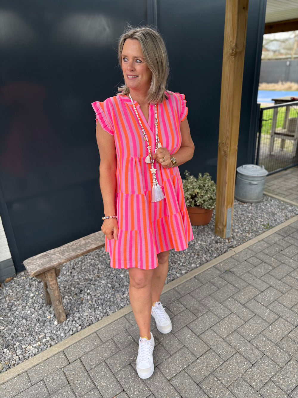 Jurk met stroken neon roze strepen