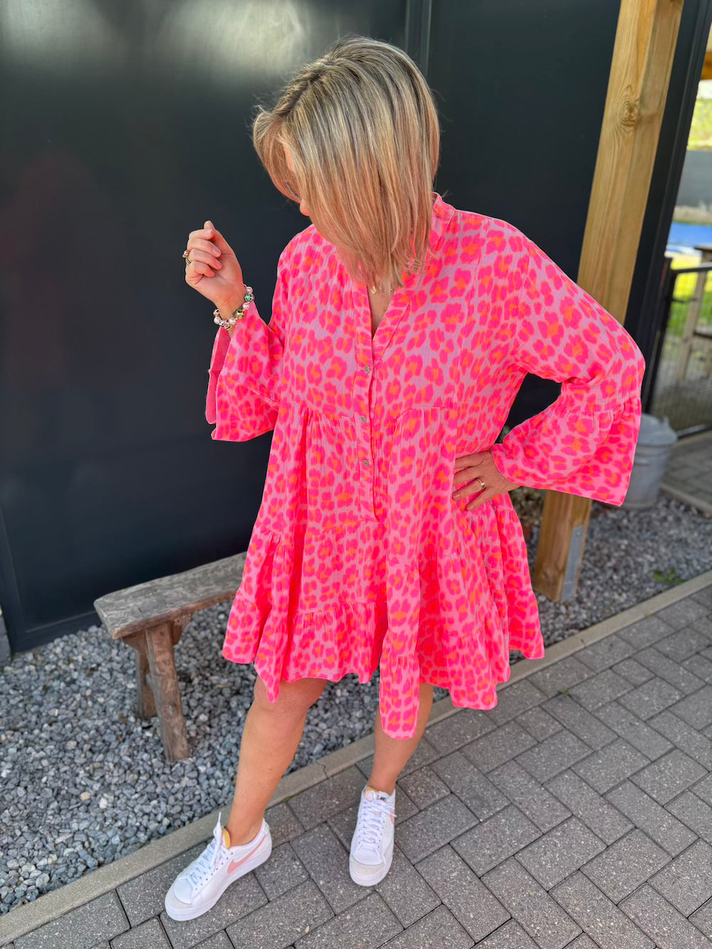 Jurk kort neon grote luipaardprint trompet mouw roze