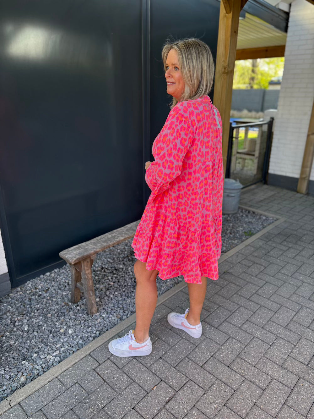 Jurk kort neon grote luipaardprint trompet mouw roze