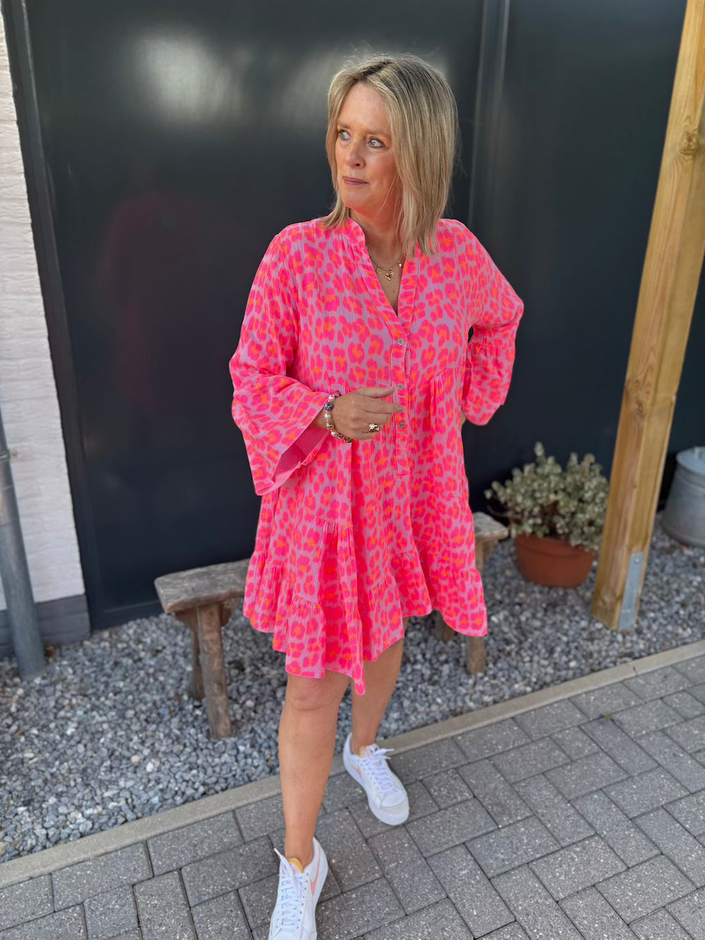 Jurk kort neon grote luipaardprint trompet mouw roze