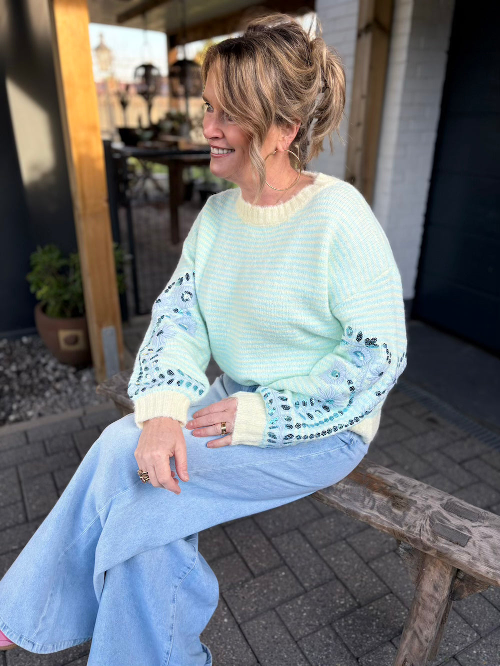 Trui met pailetten mouw aqua/geel